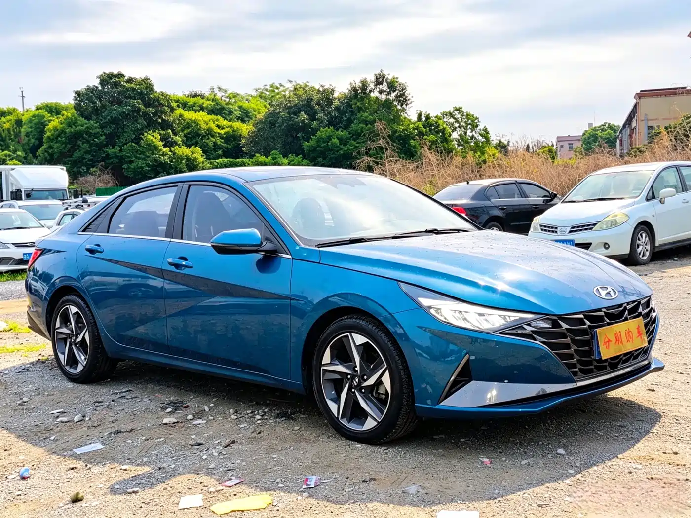 Hyundai Elantra 2022 1.5L CVT LUX Premium Edition фото 3