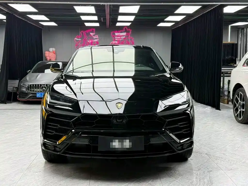 Фото 2 - Lamborghini Urus