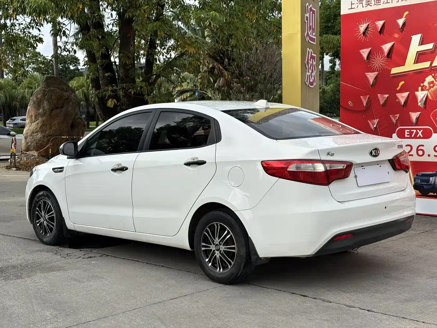 Kia K2 2013 2011 Sedan 1.4L AT GLS