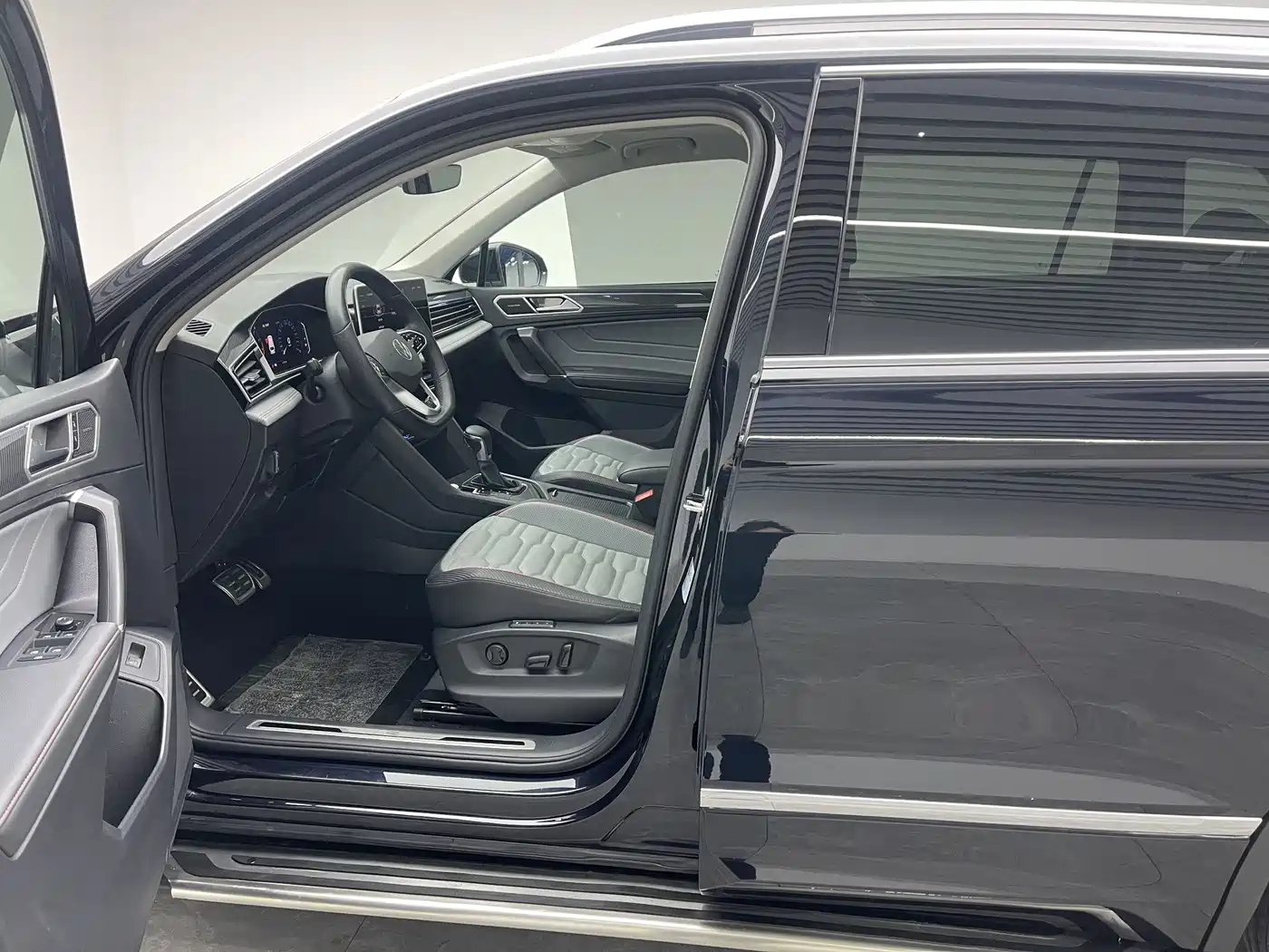 Volkswagen Tiguan L 2023 330TSI Auto 2WD R-Line Flagship Edition фото 16