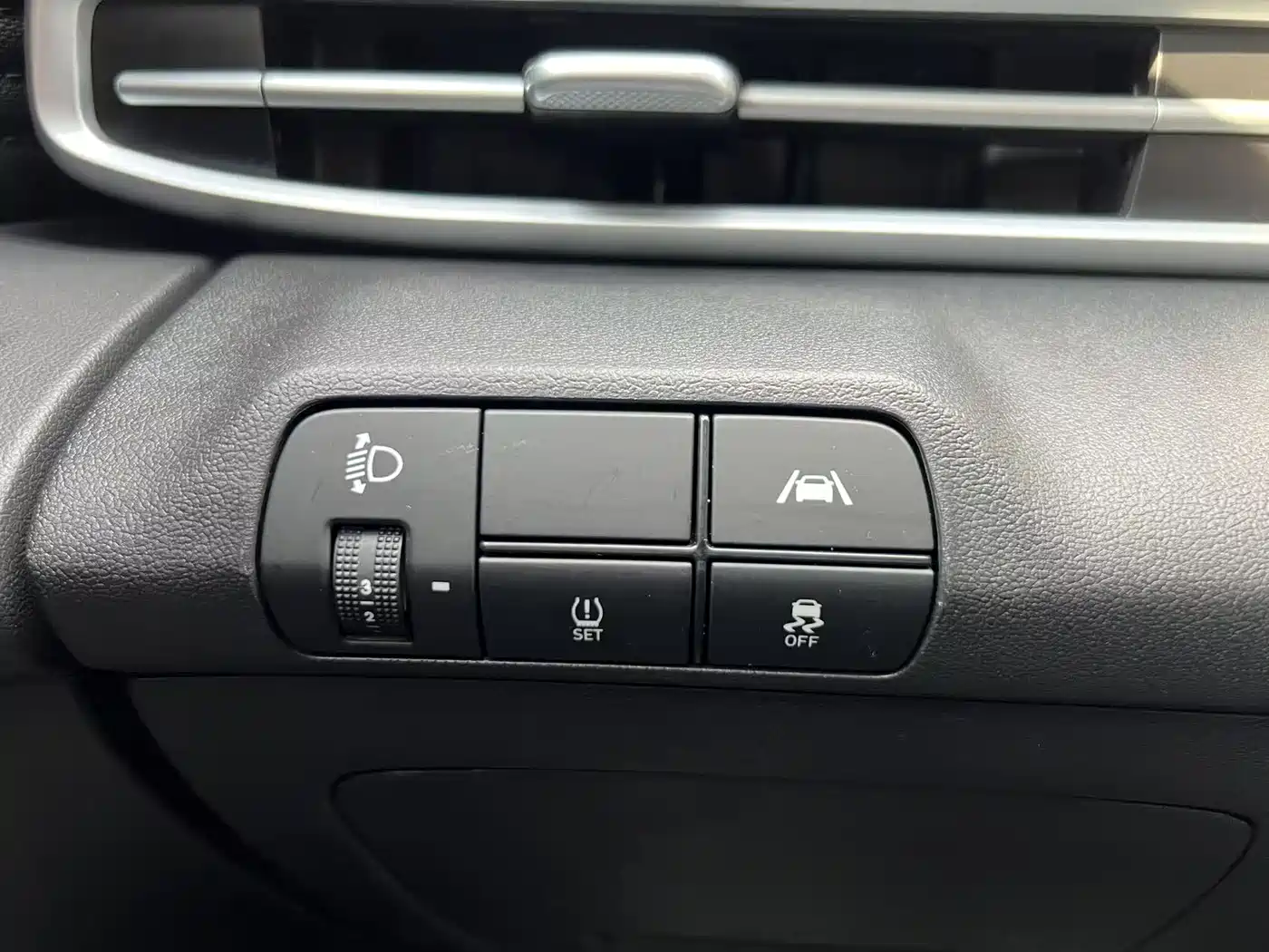 Hyundai Elantra 2023 Model 1.5L CVT LUX Premium Edition фото 16