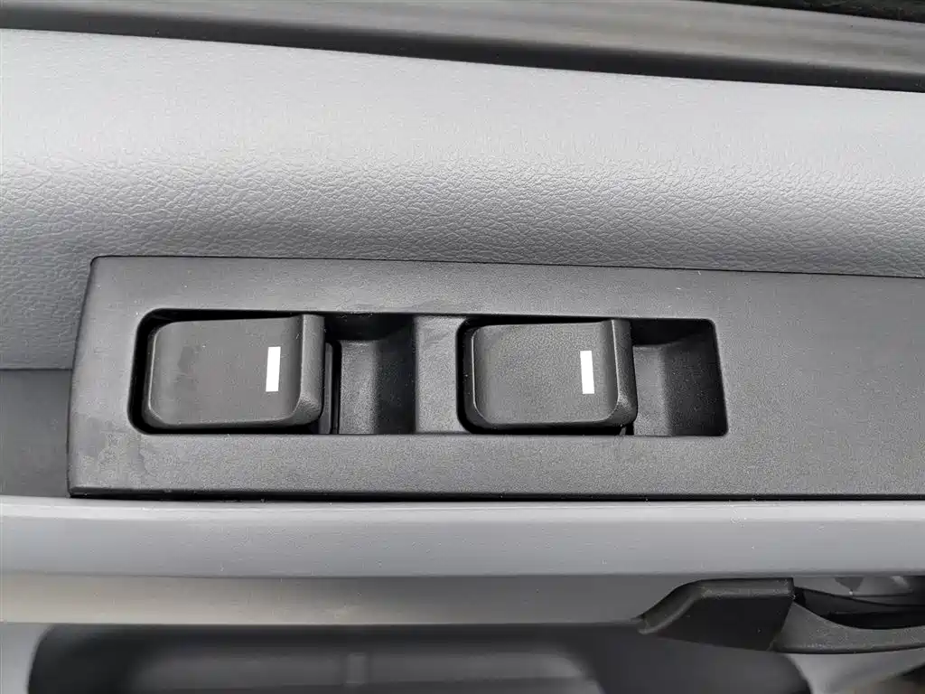 SAIC Maxus Xintu V80 2023 2.0T Manual Classic City Delivery King Short Wheelbase Ultra-Low Roof 3-Seater фото 9