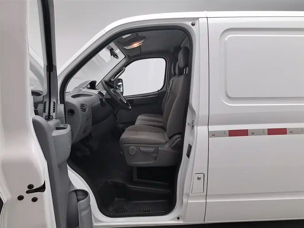 SAIC Maxus Xintu V80 2023 2.0T Manual Classic City Delivery King Short Wheelbase Ultra-Low Roof 3-Seater фото 10