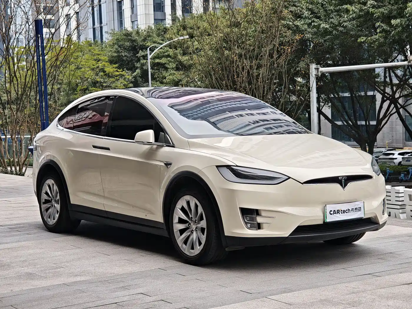 TESLA MODEL X