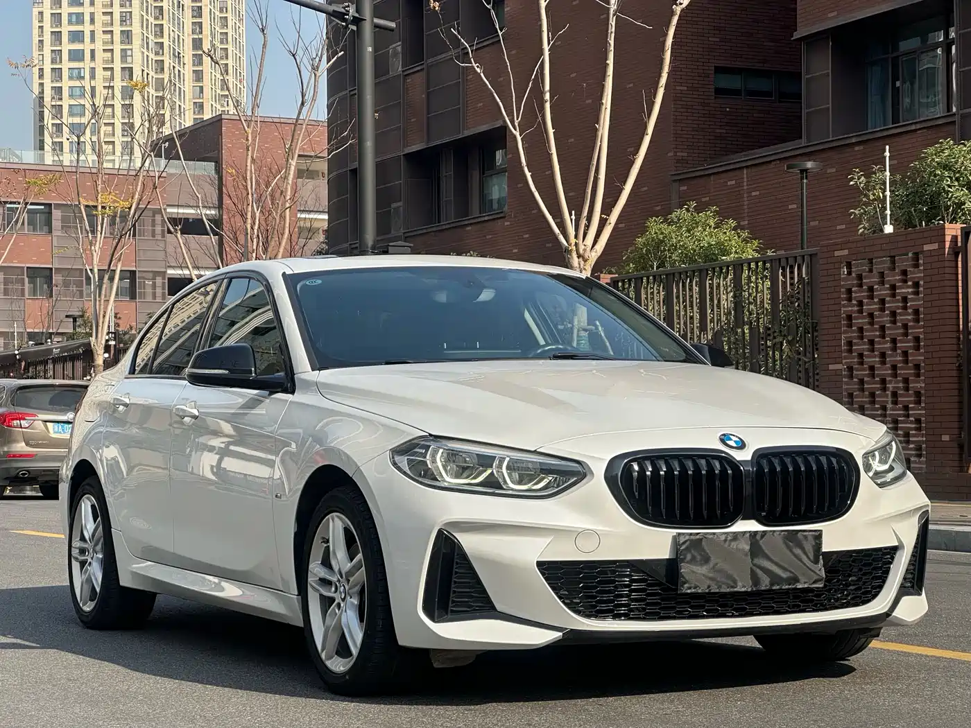 BMW 1 Series 2022 120i M Sport Shadow Edition фото 2