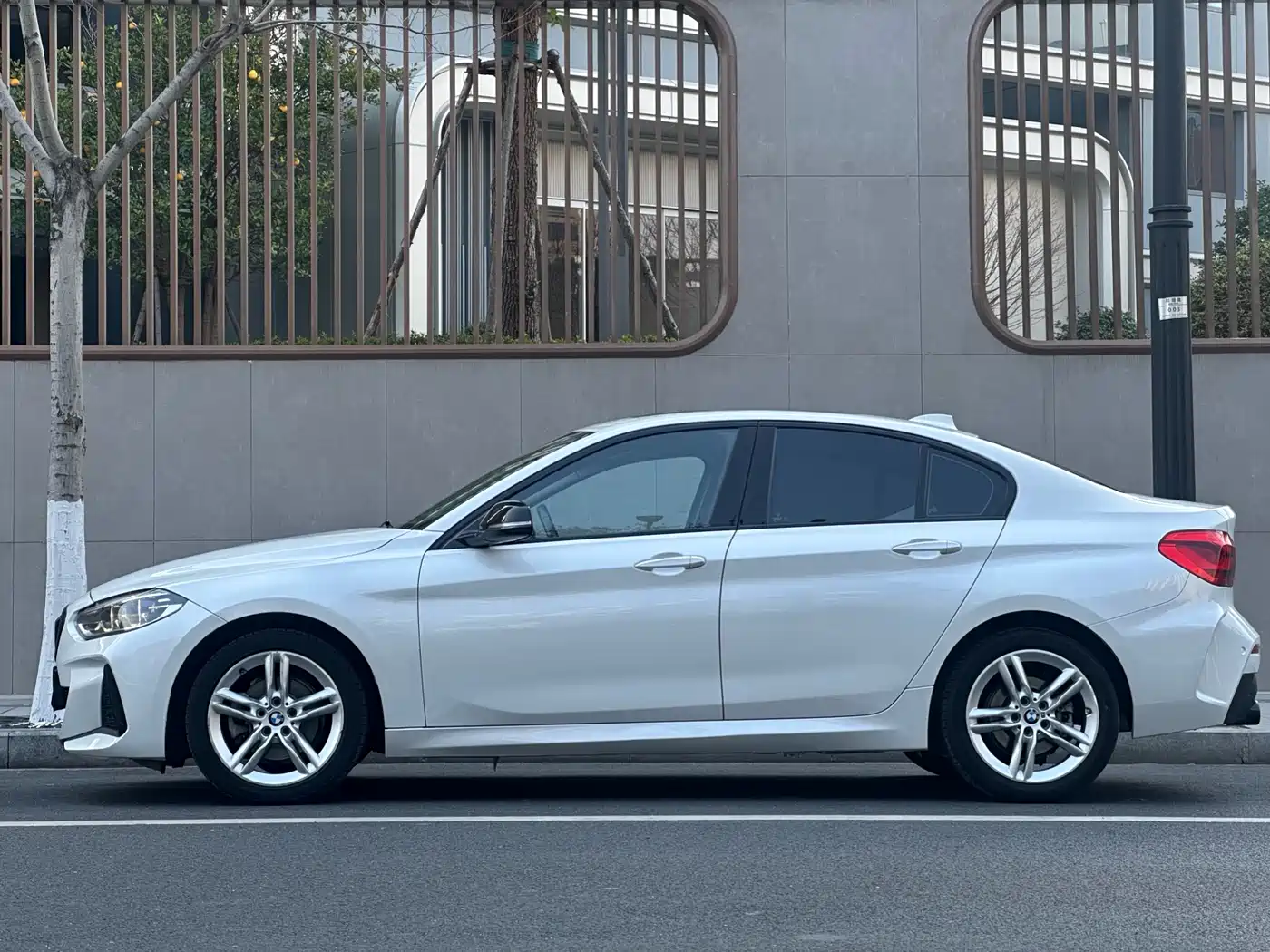 BMW 1 Series 2022 120i M Sport Shadow Edition фото 7