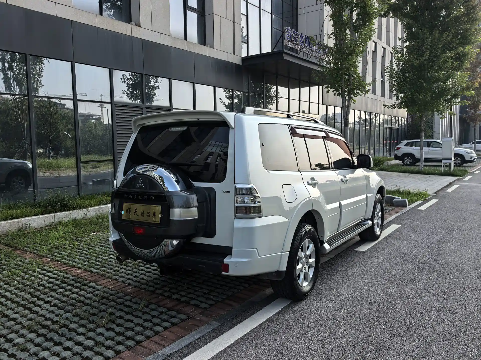 صورة 5 - Mitsubishi Pajero (Import)