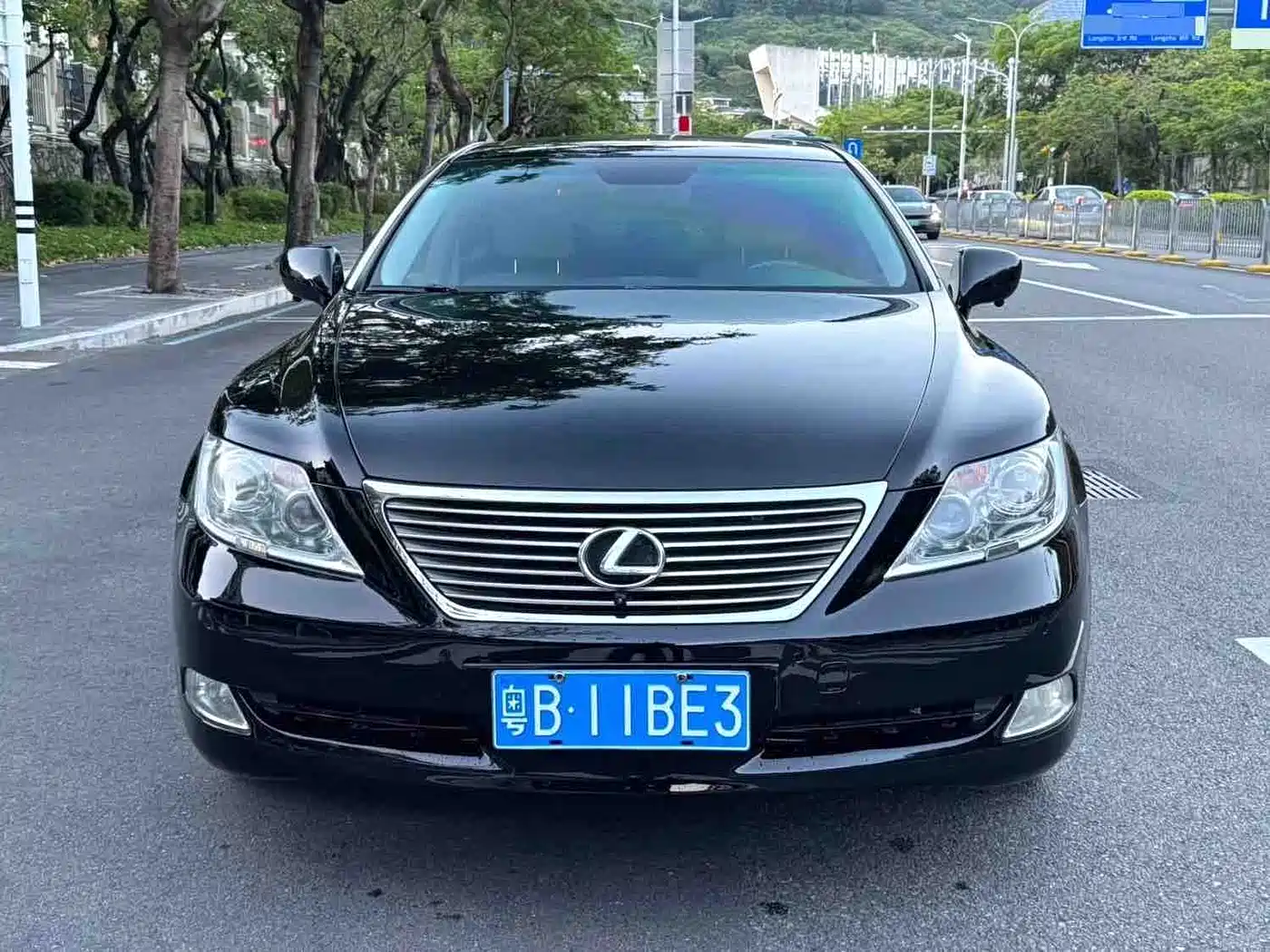Photo 2 - Lexus LS