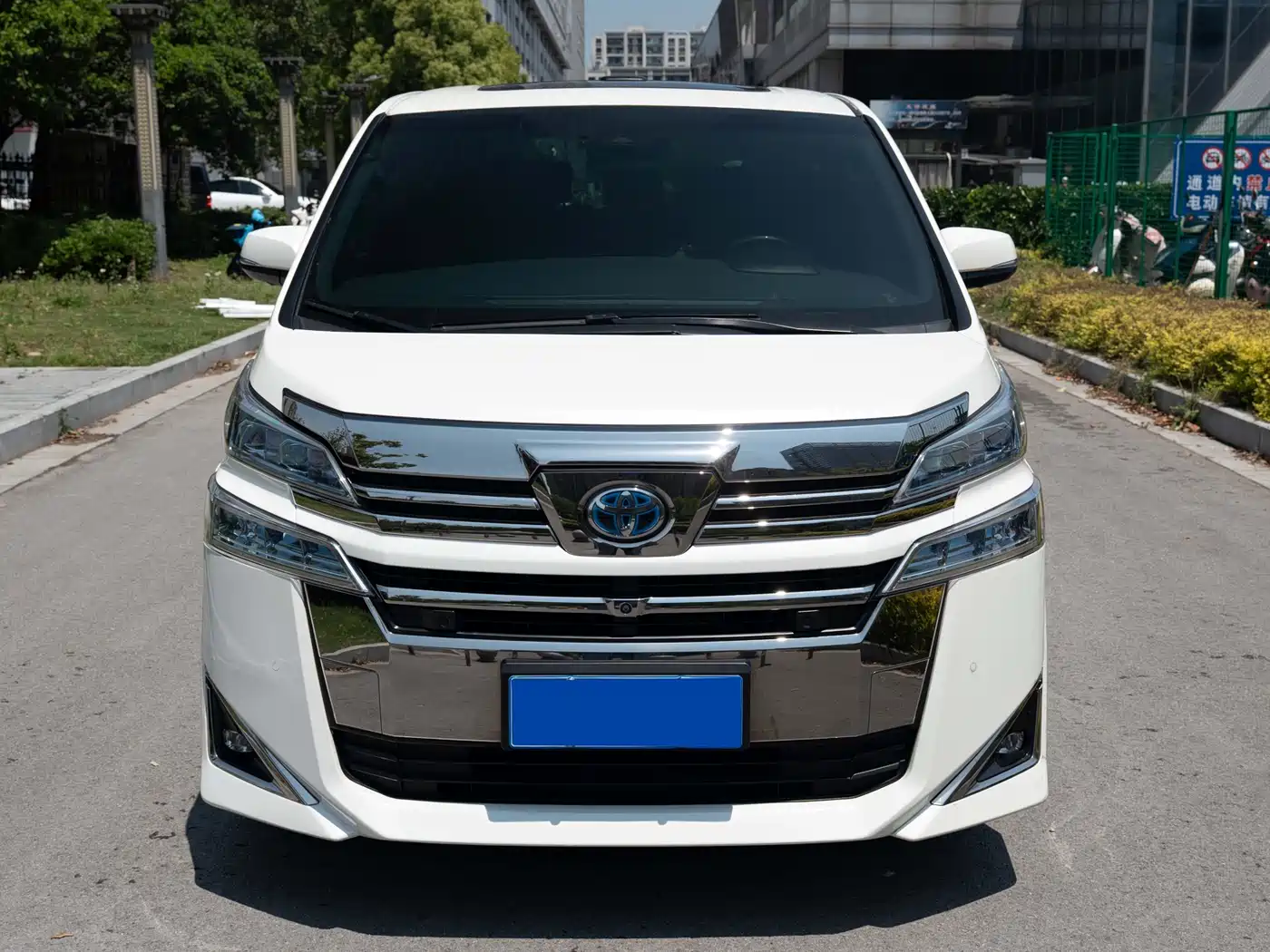 Toyota Vellfire 2020 Twin Engine 2.5L HV Premium Edition фото 2