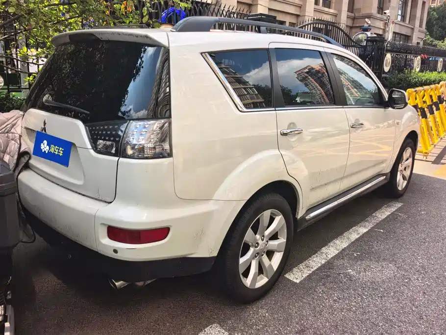 Mitsubishi Outlander (Import) 2012 2012 Outlander 2.4 Fashion Navigation Edition