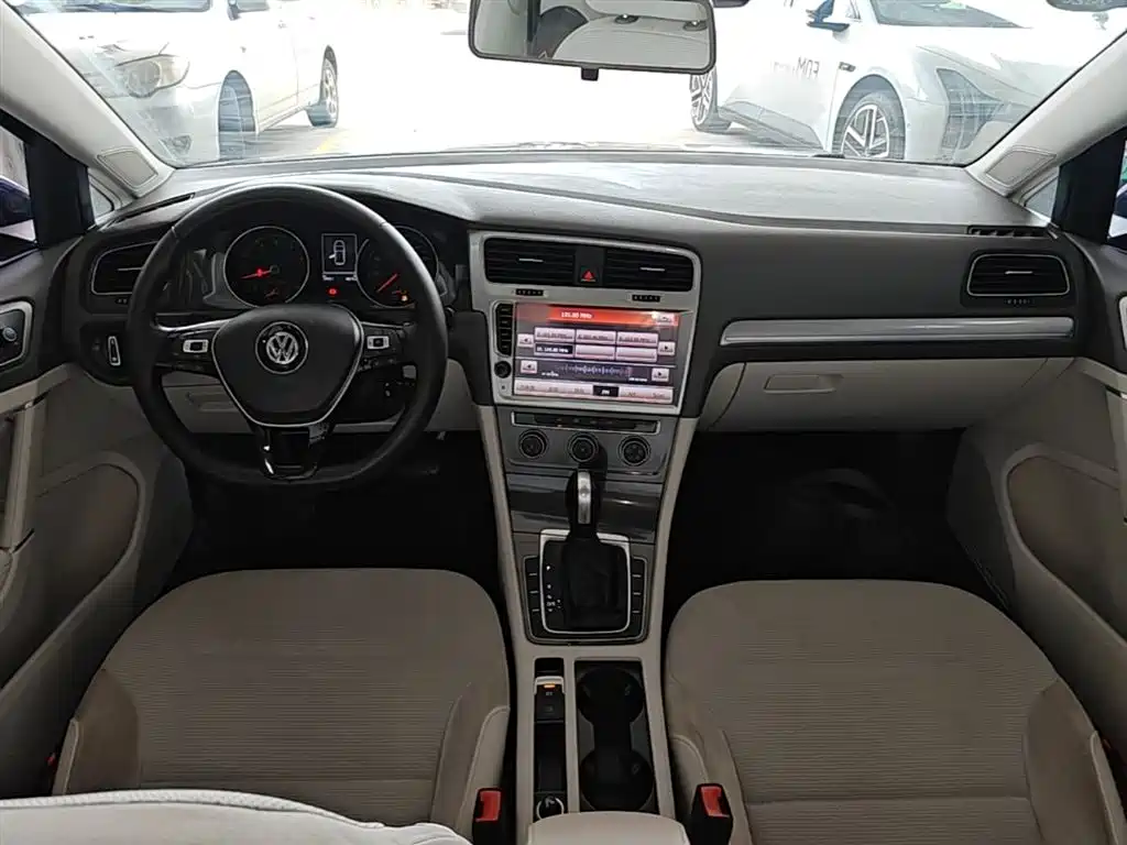 Volkswagen Golf 2018 1.6L Automatic Comfort фото 10