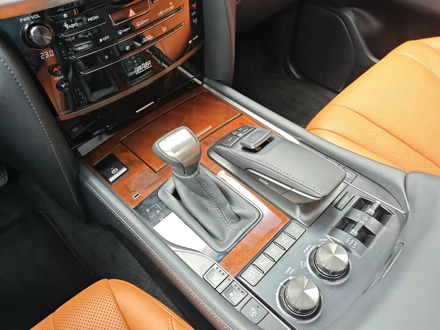 Lexus LX 2016 570 Dynamic Luxury Edition фото 12