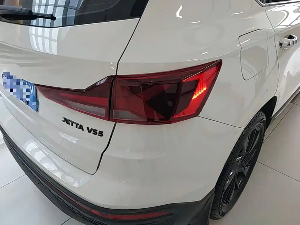 Photo 8 - Jetta VS5