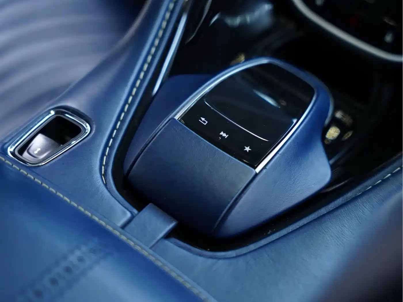 Aston Martin DB11 2019 Model 4.0T V8 Coupe фото 17
