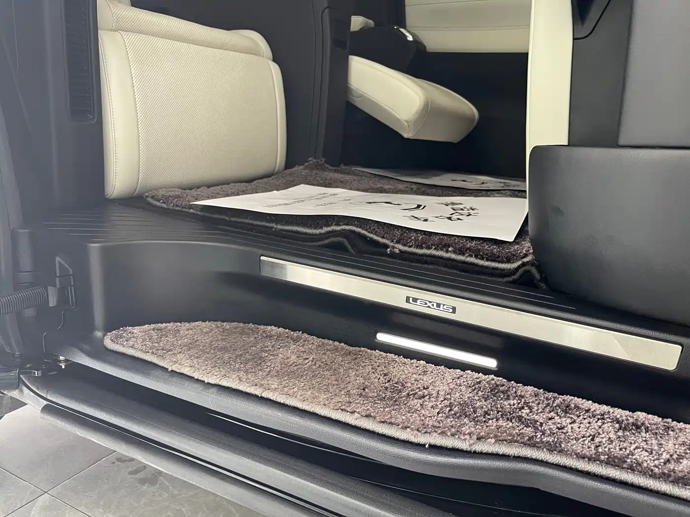 Lexus LM 2021 2020 300h 4-Seat Imperial Edition