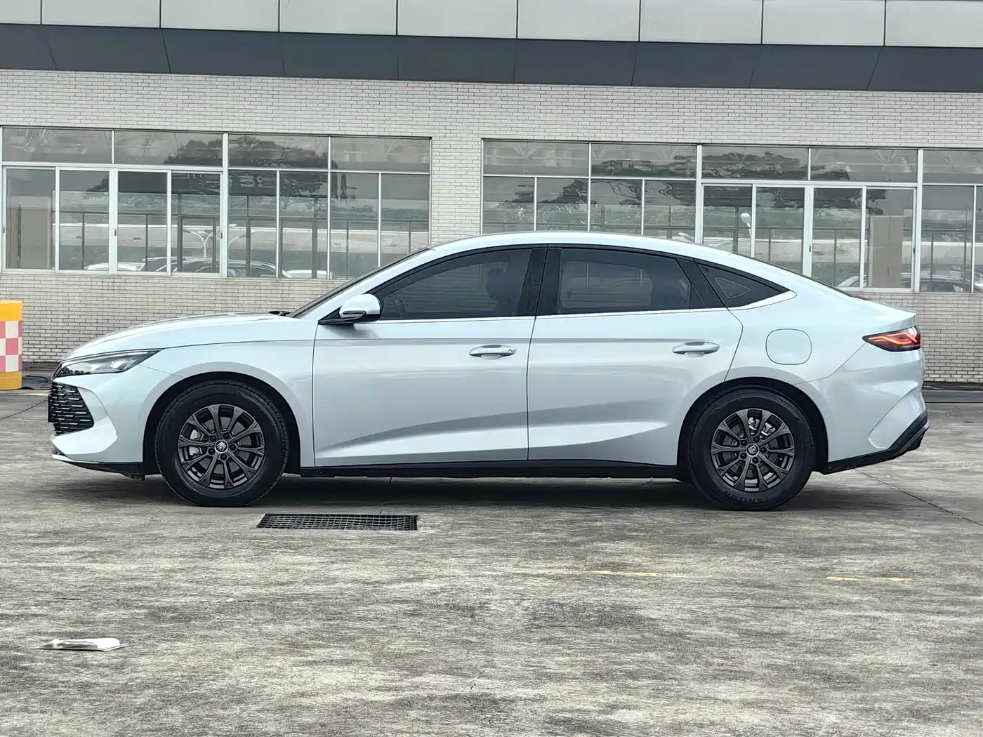 BYD Qin L 2024 DM-i 80KM Leading Edition фото 5