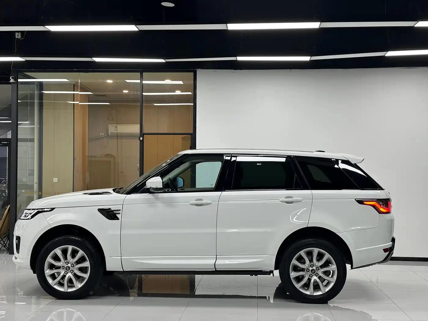 Land Rover Range Rover Sport 2014 3.0 SC V6 HSE фото 3