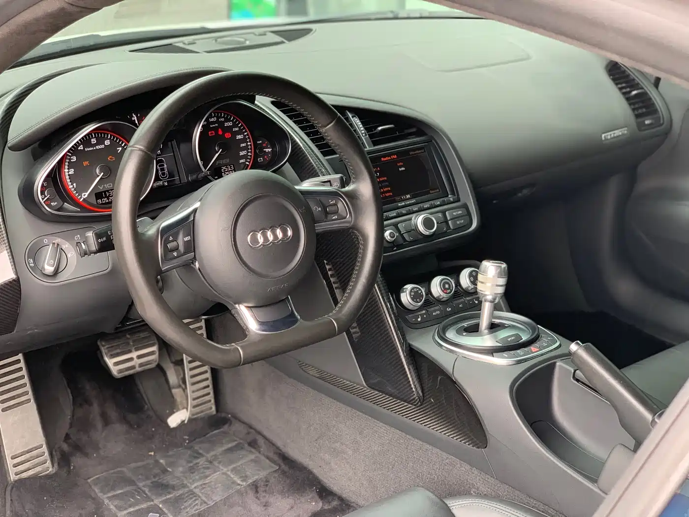 Audi R8 2010 5.2 FSI quattro фото 9