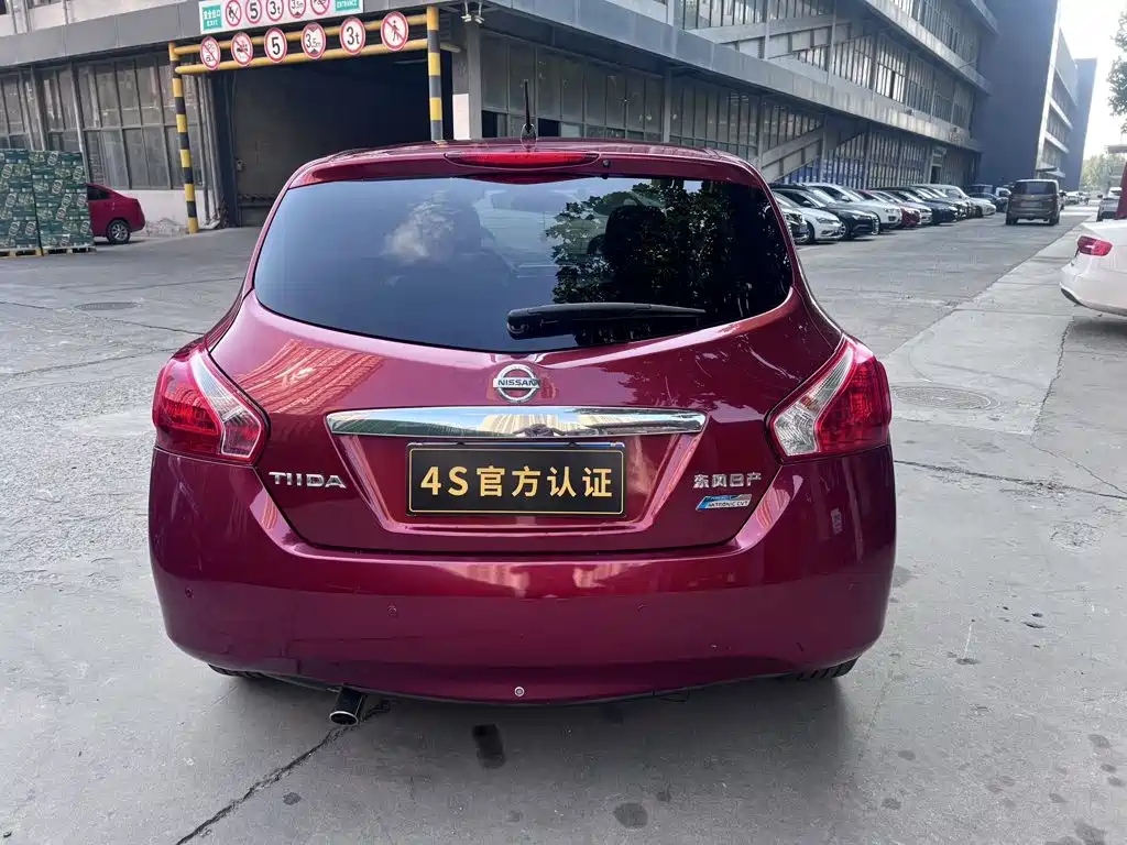 صورة 8 - Nissan Tiida