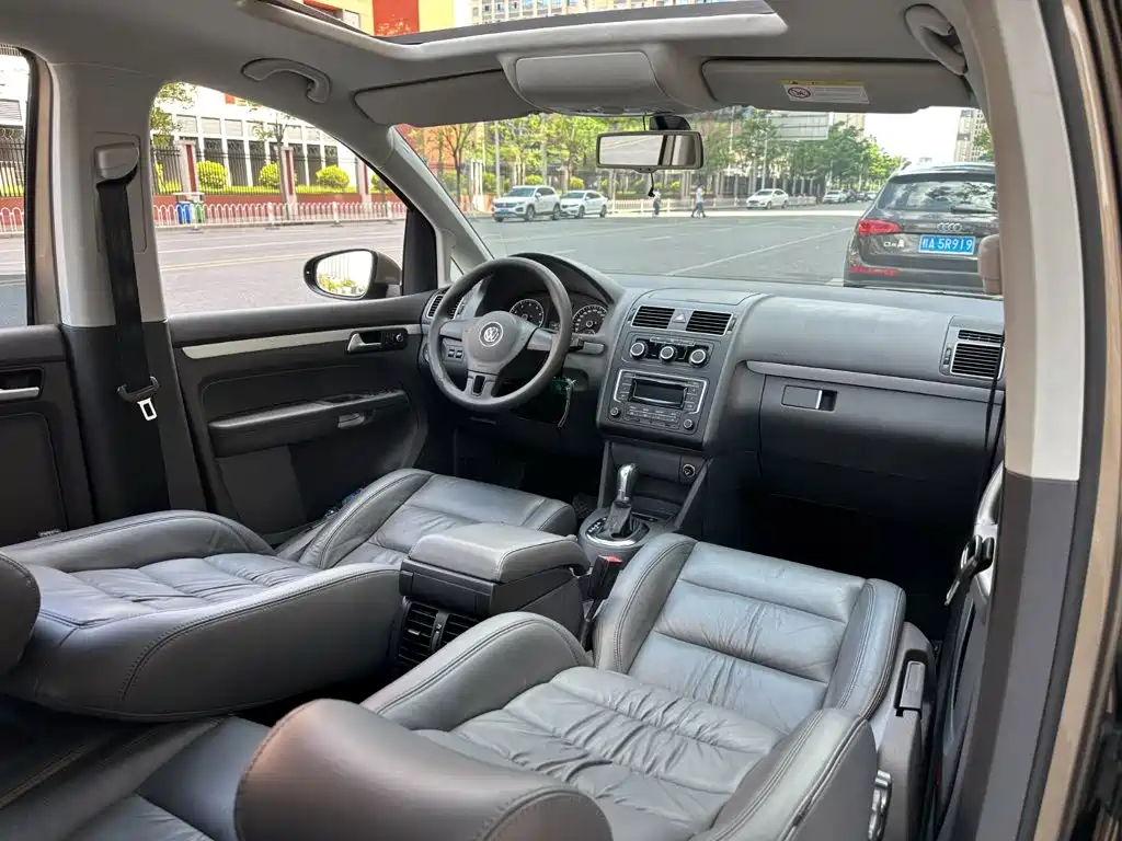 Фото 12 - Volkswagen Touran