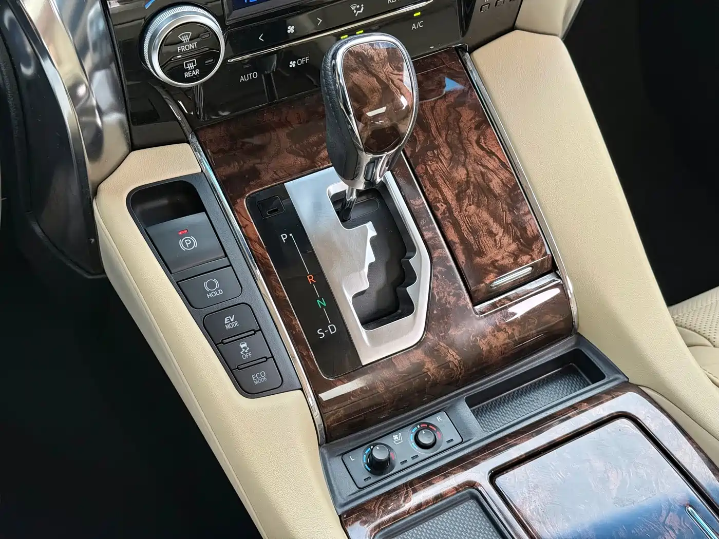 Toyota Alphard 2021 Hybrid 2.5L Luxury фото 14