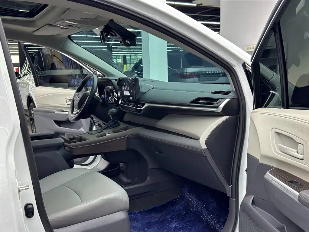Toyota Granvia 2024 2.5L Hybrid Comfort фото 8