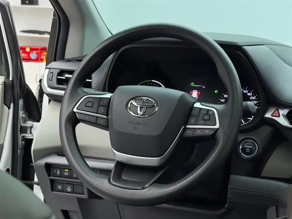 Toyota Granvia 2024 2.5L Hybrid Comfort фото 11