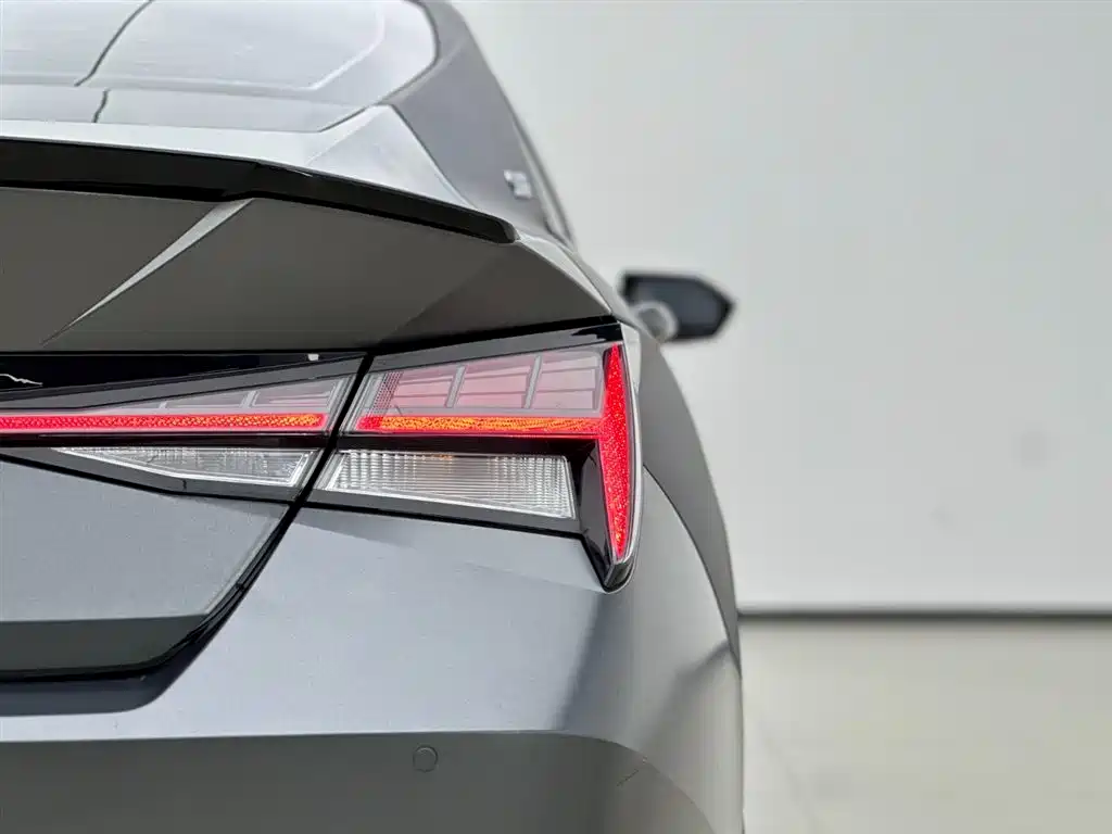 Hyundai Elantra 2022 1.5L CVT 20th Anniversary Edition фото 17