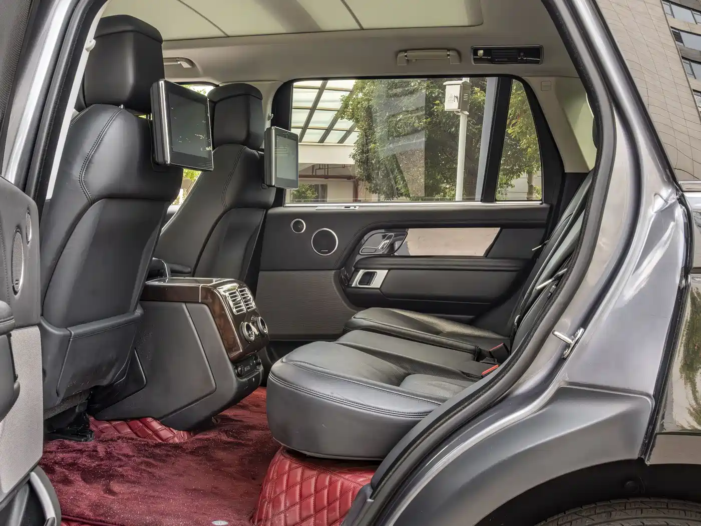 Land Rover Range Rover 2021 3.0 L6 Heritage Extended Classic Edition фото 18