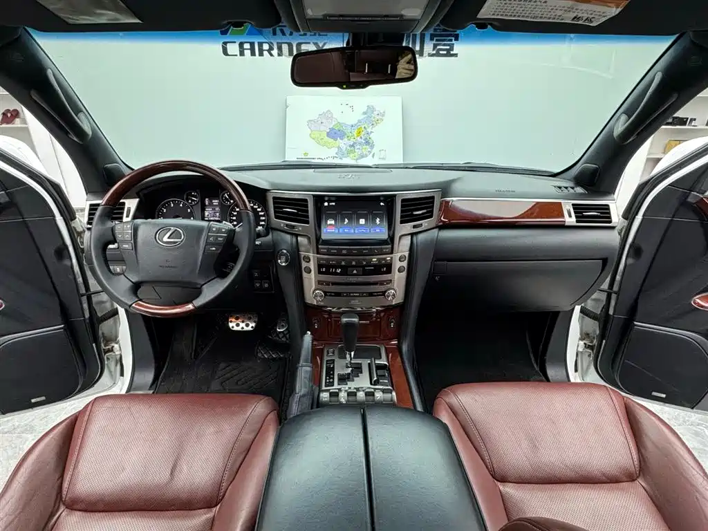 Lexus LX фото 10