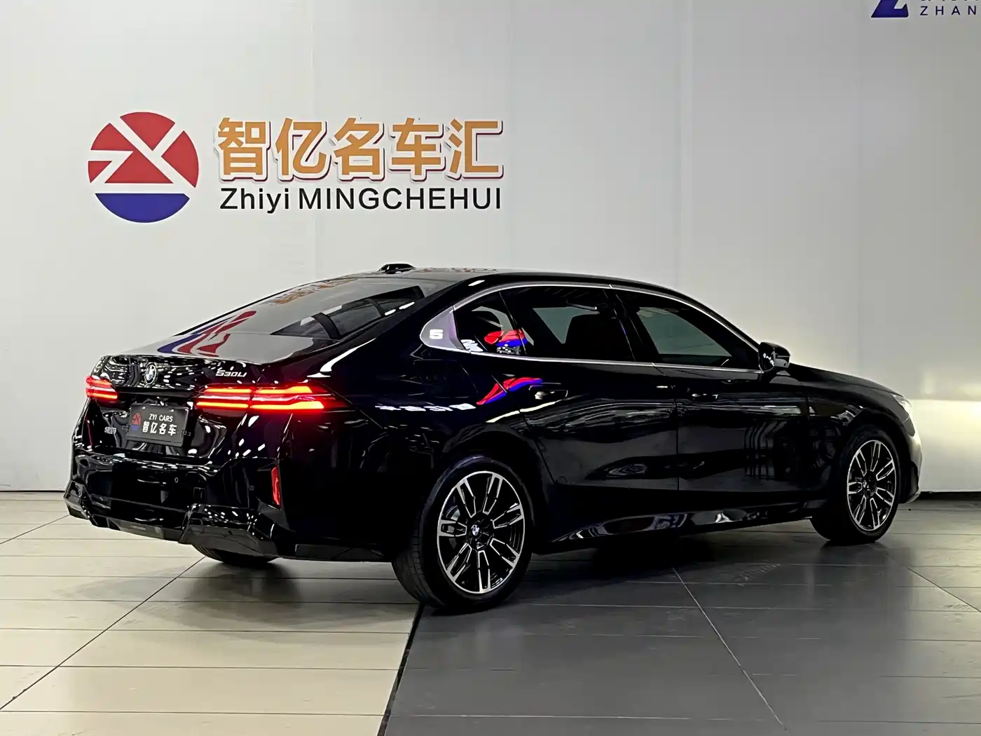 Photo 4 - BMW 5 Series