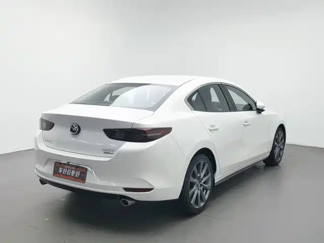 Mazda Mazda3 Axela 2021 2.0L Automatic Quality Shine — фото 2