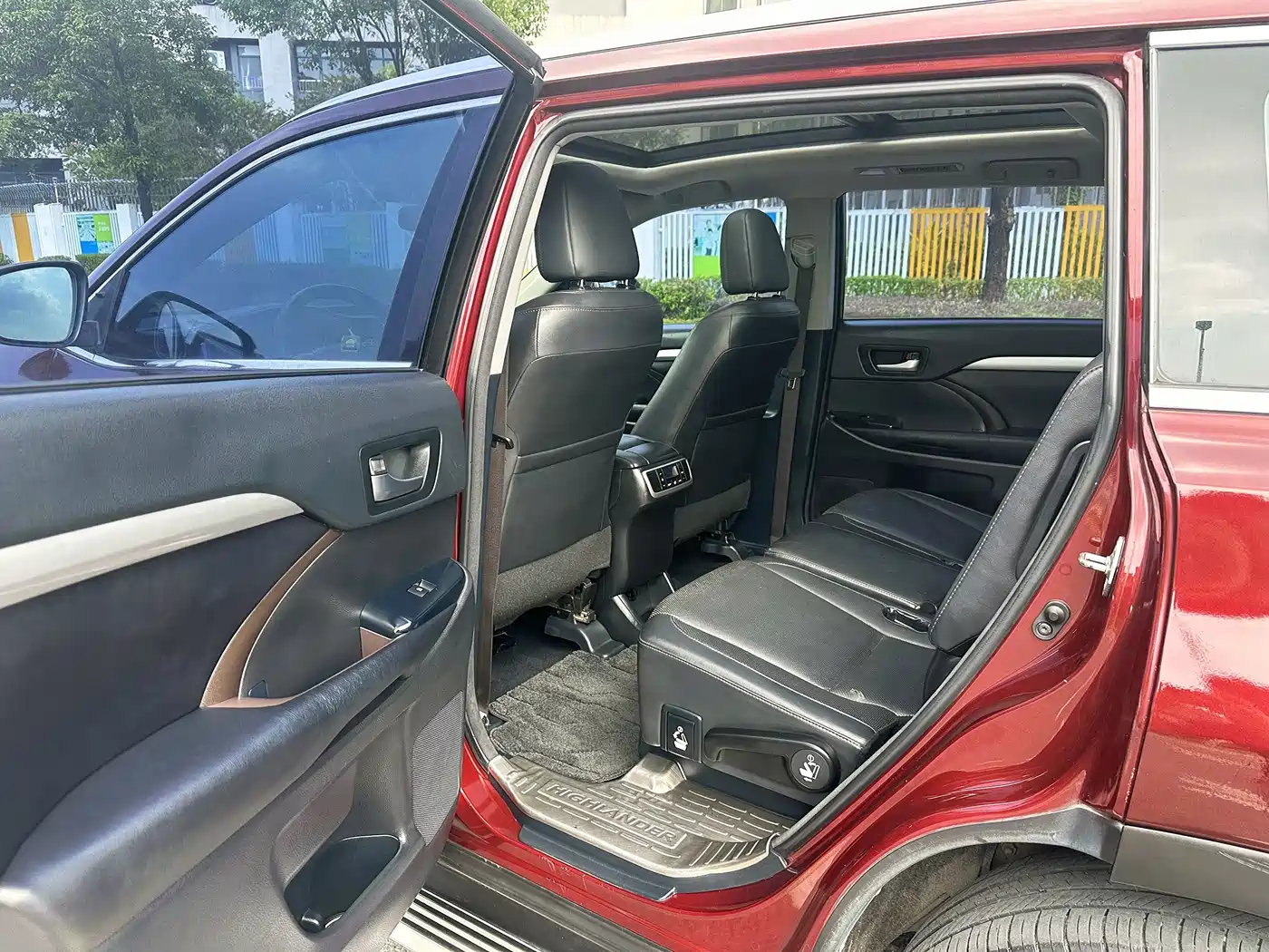 Photo 15 - Toyota Highlander