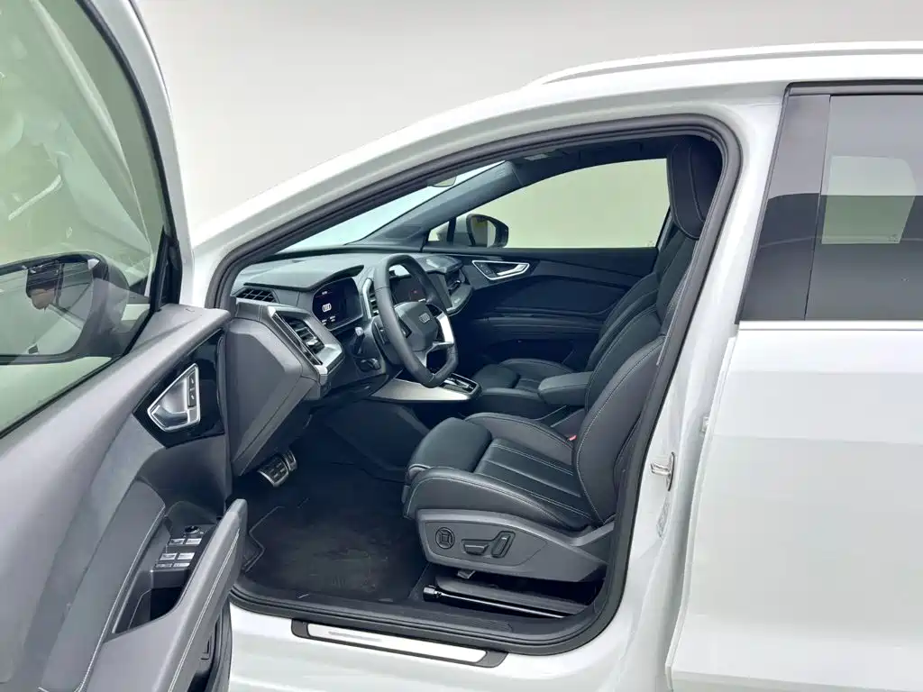 Photo 10 - Audi Q4 e-tron