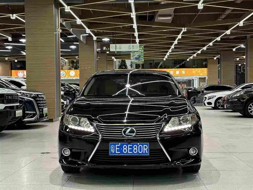 Фото 3 - Lexus ES
