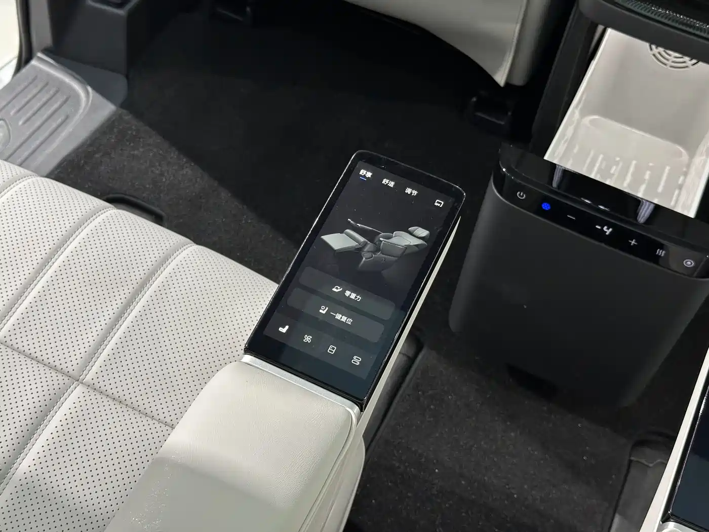 Voyah Auto Voyah Dreamer 2025 PHEV AWD Flagship Qian Kun Edition фото 18