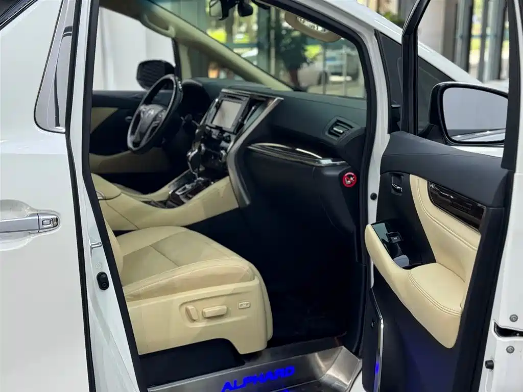 Toyota Alphard 2018 3.5L Luxury фото 9