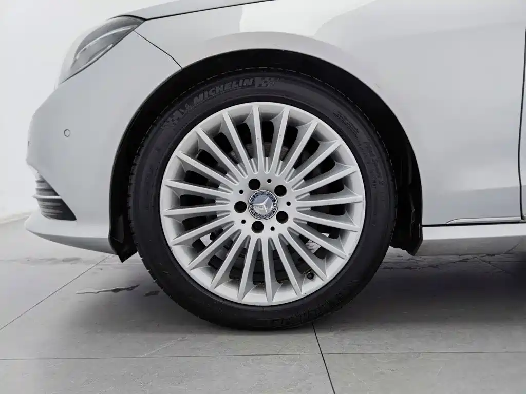 Photo 17 - Mercedes-Benz E-Class