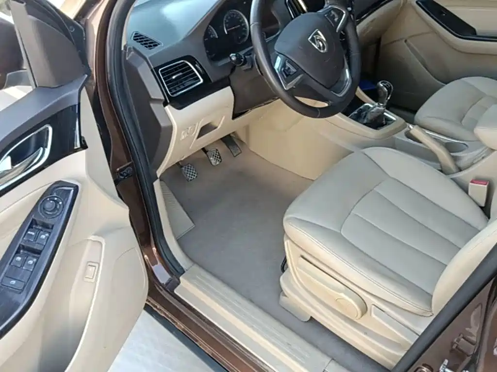 Baojun 730 2015 2014 1.5L Manual Luxury Navigation ESP Edition 7-Seater