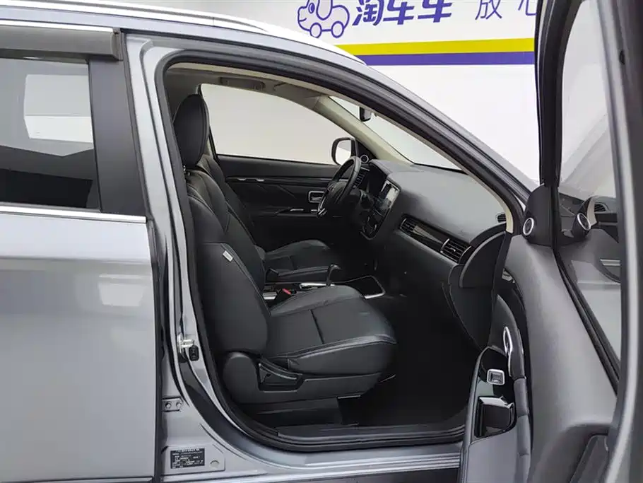 Mitsubishi Outlander 2020 2.0L 2WD Premium 7-seater фото 8