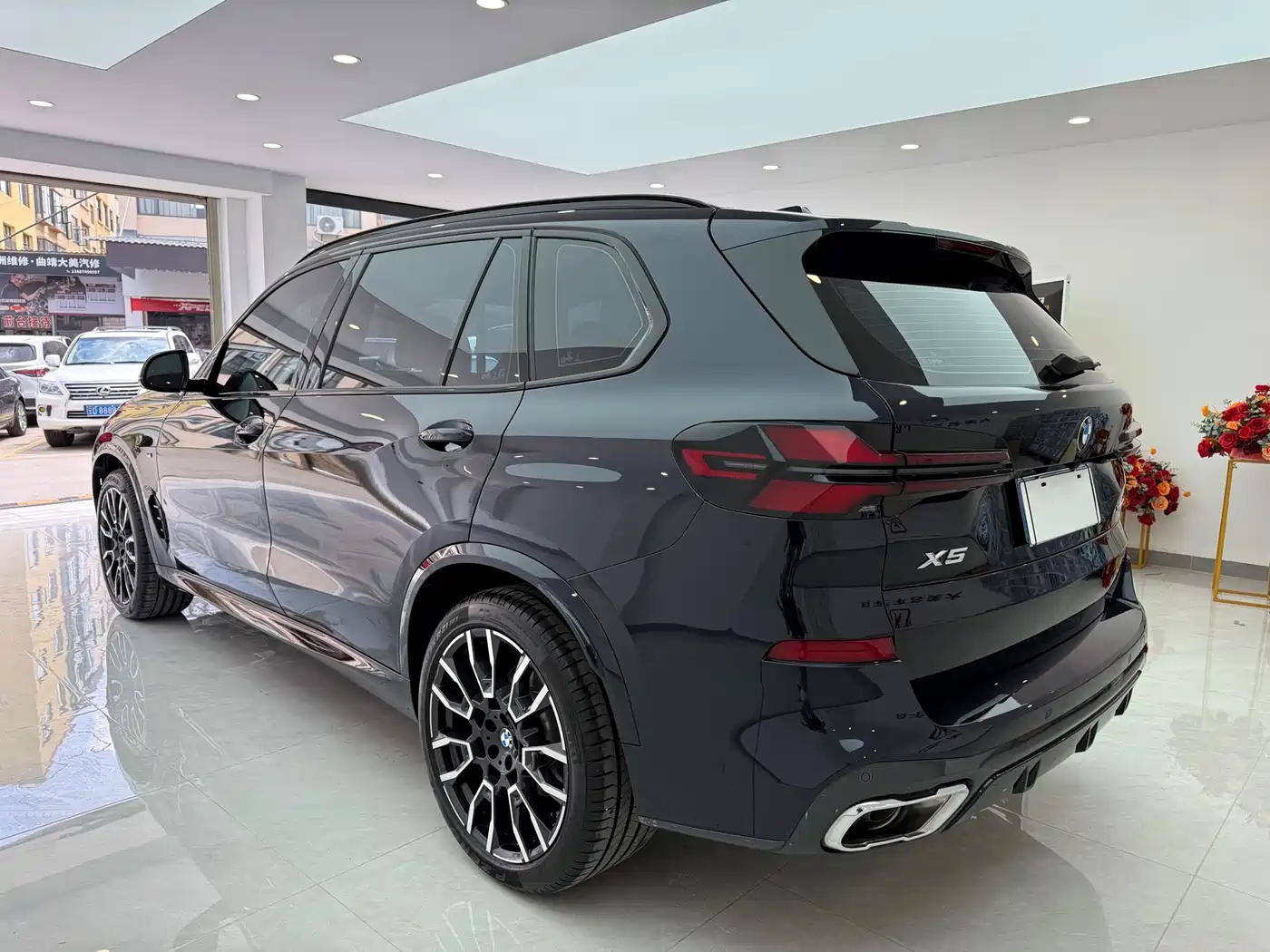 BMW X5 2025 Model xDrive 40Li M Sport Blackout Package фото 10