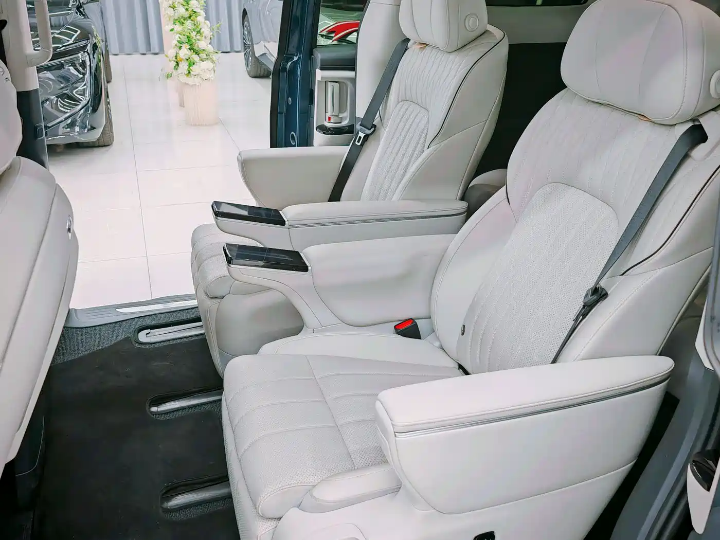 Voyah Auto Voyah Dreamer 2025 PHEV AWD Flagship Kunpeng Edition фото 9
