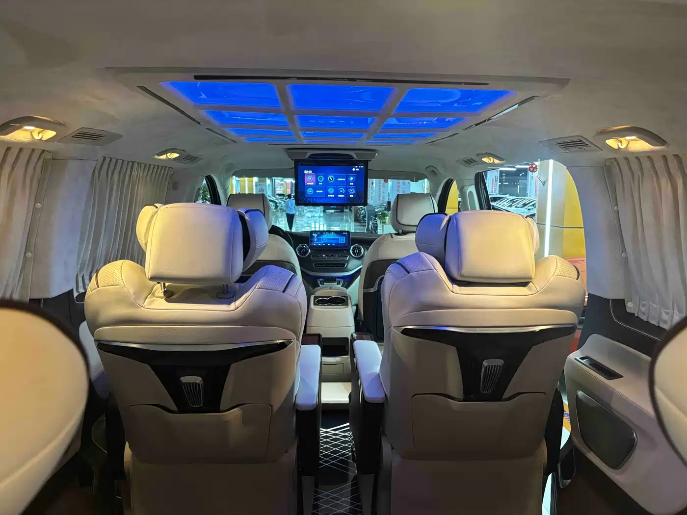 Mercedes-Benz Vito 2023 2.0T Elite 7-Seater фото 8