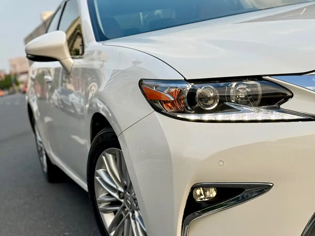 Photo 6 - Lexus ES