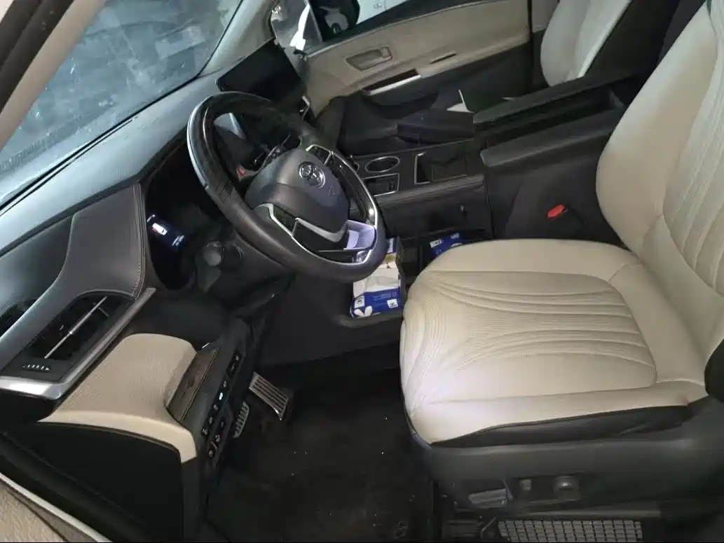 Toyota Granvia 2023 2.5L Hybrid Comfort Edition фото 8