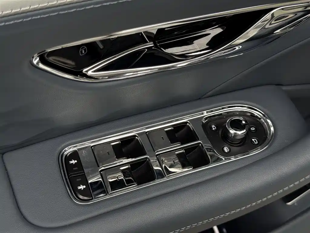 Bentley Flying Spur Plug-in Hybrid 2025 Model Year 4.0T V8 Mulliner фото 14
