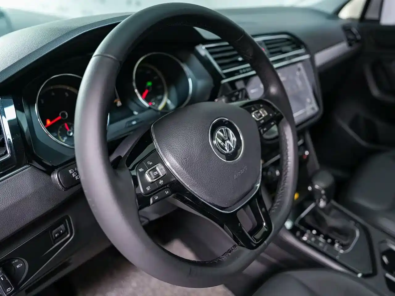 Volkswagen Tiguan L 2019 Facelift 330TSI Auto 2WD Panorama Comfort China VI фото 6