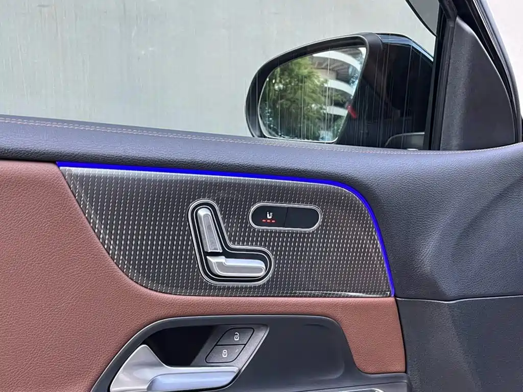 MERCEDES-BENZ GLB