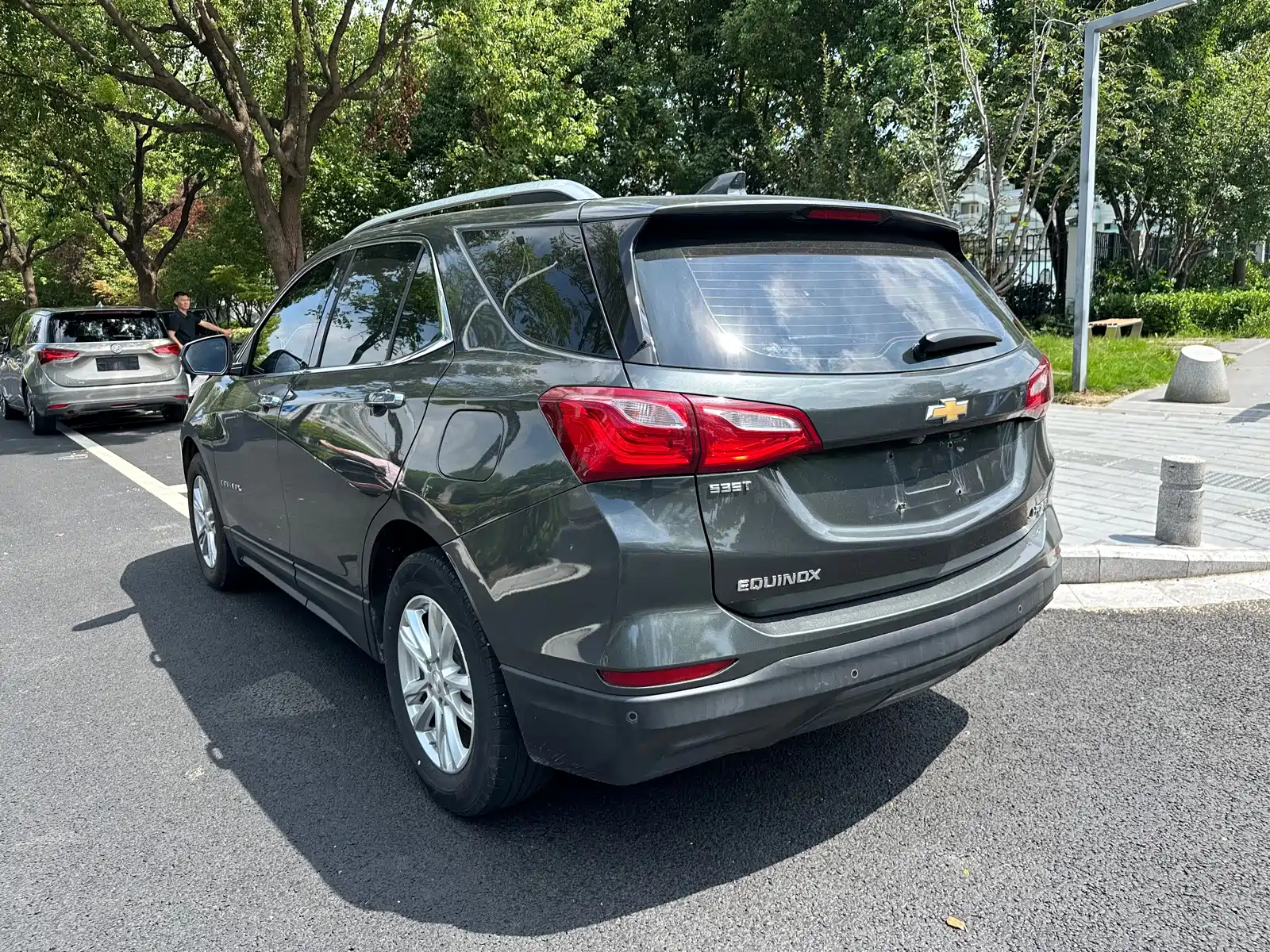 Photo 7 - Chevrolet Equinox