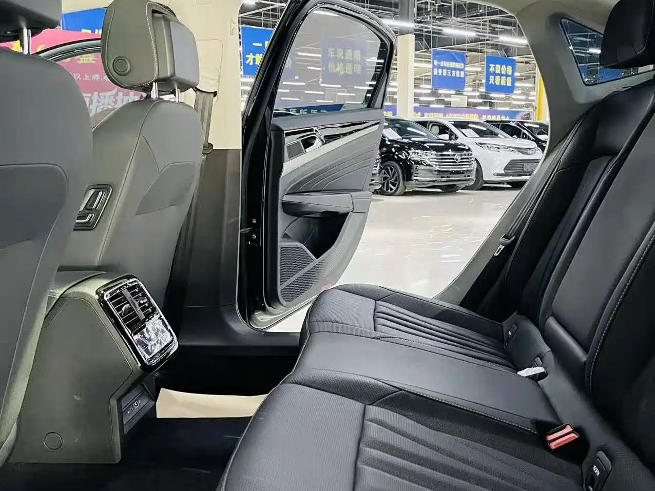 Volkswagen Passat 2025 Outstanding 380TSI Starlight Dragon Soaring Edition фото 7